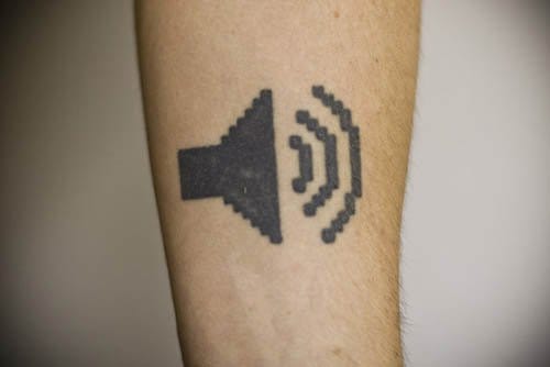 dümmste-tech-tattoo-apfel-lautstärke-taste