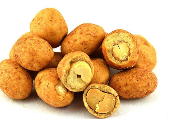 Deliciosos cacahuetes nutritivos en glaseado de coco