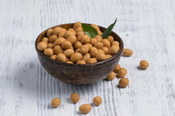 cacahuetes glaseados con coco listos para comer