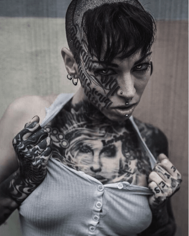 Seznamte se s Belle Atrix, tetovací umělkyní z Velké Británie.