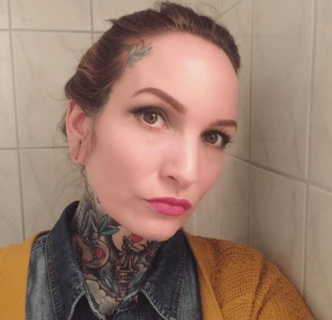 selfie ženy s tetováním na plný krk