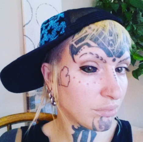 žena s tetováním na obličeji