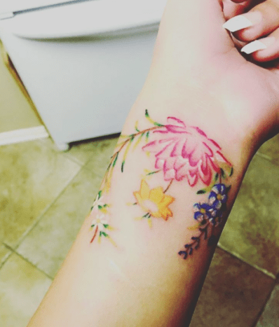 květinové zápěstí tetování