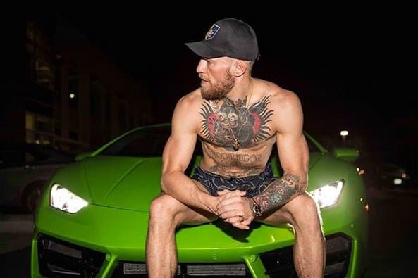 Wie so viele andere Leute hat McGregor sein erstes Tattoo bekommen, ein Stück mit arabischer Schrift auf der Rückseite seines linken Beins, während er betrunken war. 