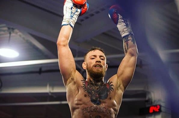 Die auffälligsten Tattoos von McGregor sind die auf seiner Brust und seinem Bauch, von denen das größte einen riesigen Silberrückengorilla zeigt, der eine Krone trägt und ein Herz auf seiner Brust isst. McGregor sagt über sein Gorilla-Tattoo: 