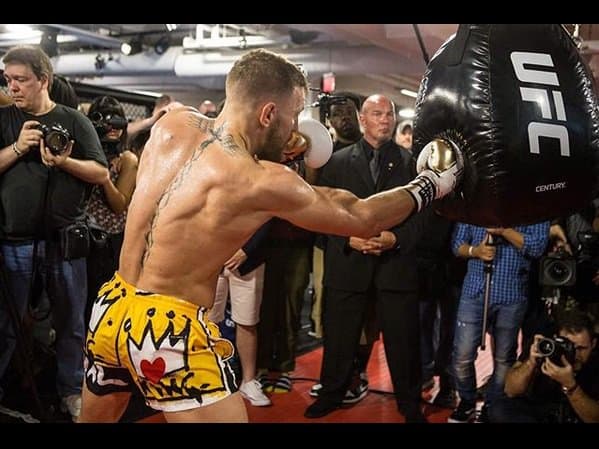 McGregor ist sowohl innerhalb als auch außerhalb des Oktagons für seine Schauspielkunst und seinen unmissverständlichen irischen Stolz bekannt und muss sich noch mit einem Irland-Tattoo einfärben lassen, aber wir haben das Gefühl, dass wir nicht zu lange warten müssen, um eines zu sehen. Im Mai 2015 sagte McGregor zu FOX Sports: „Ich mag es, [Tätowierungen] zu machen, und ich werde mehr davon machen.“ Bleiben Sie also gespannt, was er als nächstes bekommt!