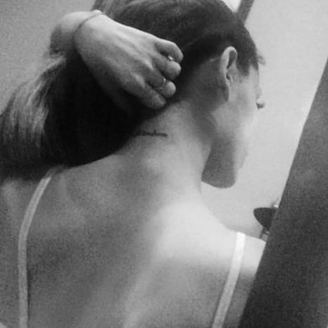 Arianino tetování „mille tendresse“ na zátylku V březnu 2014 si Ariana Grande nechala na krk napíchnout malé tetování s výrazem „mille tendresse“, což je francouzský výraz, který znamená „tisíc něžností“. Tetování provedl umělec Romeo Lacoste a byl inspirován Arianiným nejoblíbenějším filmem Snídaně u Tiffanyho.