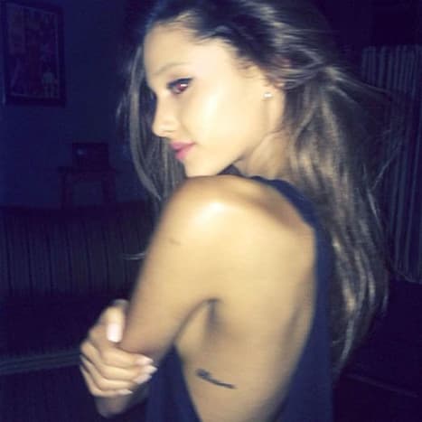 „Bellissima“-Tattoo auf Arianas Brustkorb eingefärbt Während einer „Tattoo-Party“ im Miley-Cyrus-Stil, die sie 2014 in ihrem kalifornischen Haus veranstaltete, bekam Ariana Grande ihr drittes Tattoo – ein kleines „Bellissima“ -Stück, das in schwarzer Schrift auf ihrer Seite eingefärbt war. Arianas 