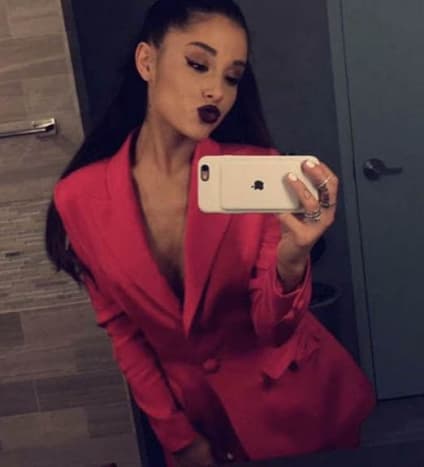 Herzumriss-Tattoo auf Arianas FingerWährend Arianas Flitterwochen-Tour-Show in Paris im Mai 2015 zeigte die Sängerin ein neues Tattoo an ihrem rechten Ringfinger eines anderen Herzumriss-Designs, dieses nur geringfügig größer als ihr Zehentattoo. Arianas Herzfinger-Tattoo wurde gemacht, kurz nachdem sie sich von ihrem damaligen Freund Big Sean getrennt hatte und bevor sie anfing, sich mit dem aktuellen Beau Ricky Alvarez zu verabreden.