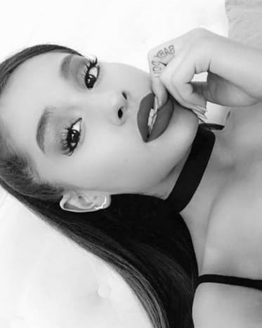 „Baby Doll“-Tattoo auf ihrem MittelfingerFamilie ist für Ariana Grande offensichtlich unglaublich wichtig, und als sie sich im Januar 2016 für ein weiteres Tattoo am Finger entschied, entschied sie sich für ein Tattoo mit der Aufschrift „Baby Doll“, der Spitzname ihrer Großmutter mütterlicherseits , Nonna, hat sie als Kind geschenkt bekommen.