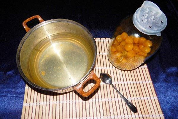 colar la infusión y hervir el almíbar