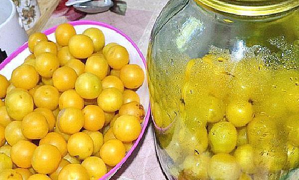 compota de ciruelas en una cacerola