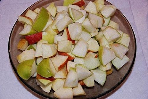 pommes pelées coupées en cubes