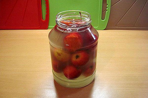 vierta agua hirviendo sobre las manzanas