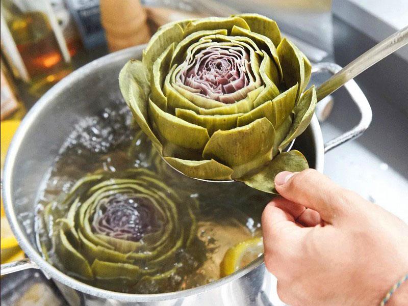 poner la alcachofa en agua con limón