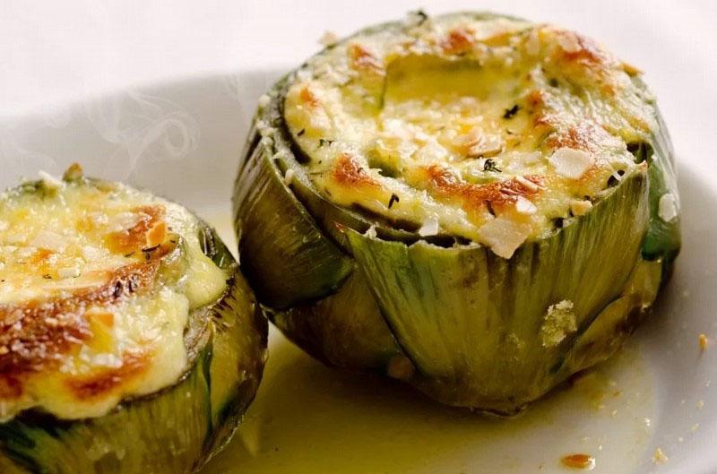 rellenar la alcachofa con hierbas