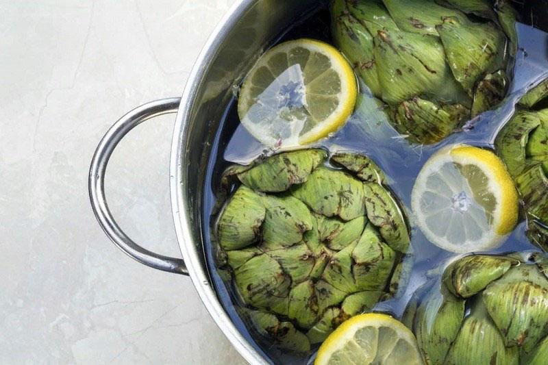 sumerja las alcachofas en agua con limón