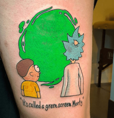 Lee teilte auf Instagram mit, dass die Tattoos nicht alle grün sein müssen, aber sie wollten, dass das Portal zu dem im tatsächlichen Cartoon passt. Sie können dafür jede Greenscreen-App verwenden, die Chroma-Key verwendet, auf oder außerhalb der Haut.