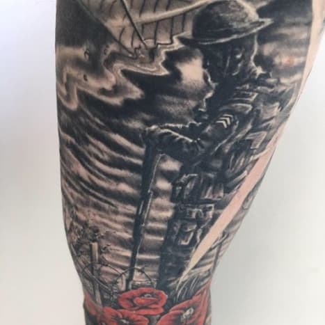 (Foto: The Tattoo Studio Bristol/Facebook) Většina lidí se zastaralým inkoustem jde cestou laserového odstranění, aby se zbavila nechtěných tetování, což může být neuvěřitelně bolestivé, ale neuvěřitelné zakrytí tetování tohoto muže dokazuje, že přepracování nebo přestavba starého tetování může být také schůdnou možností. Tattoo Studio Bristol je známé svými krycími kryty s vojenskou a válečnou tematikou- zejména s tématy týkajícími se první světové války a druhé světové války- a Boston je evidentně dobrý v tom, co dělá, protože nejenže zakrýval práci na O ' Toole nasbíral téměř 16 milionů návštěv a na Facebooku také oznámil, že je do roku 2018 zcela rezervován.