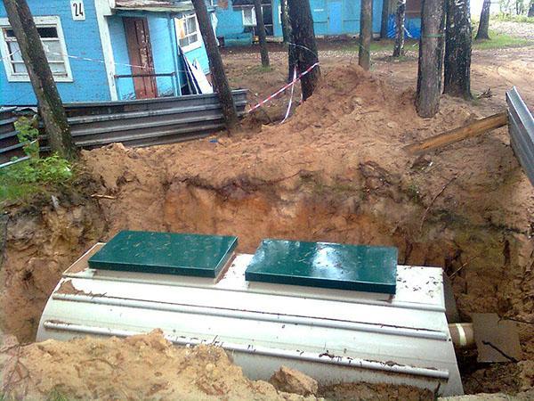 fosse septique Tver à leur chalet d'été