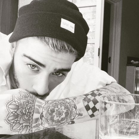 Zayns Unterarm-Tattoo entspricht dem seines Mind of Mine-Artworks.