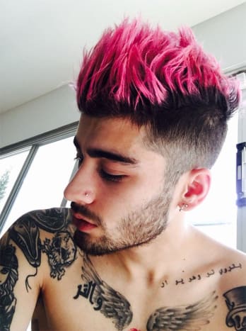 Zayn mit rosa Haaren.