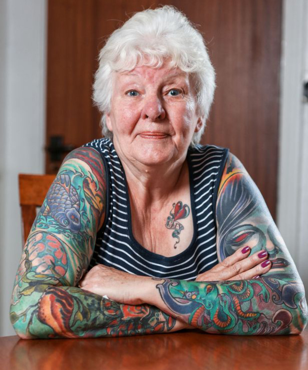 Glenys the Menace, Glenys Coope, 77-jährige Oma, Tattoo-Süchtige, alte Leute mit Tattoos