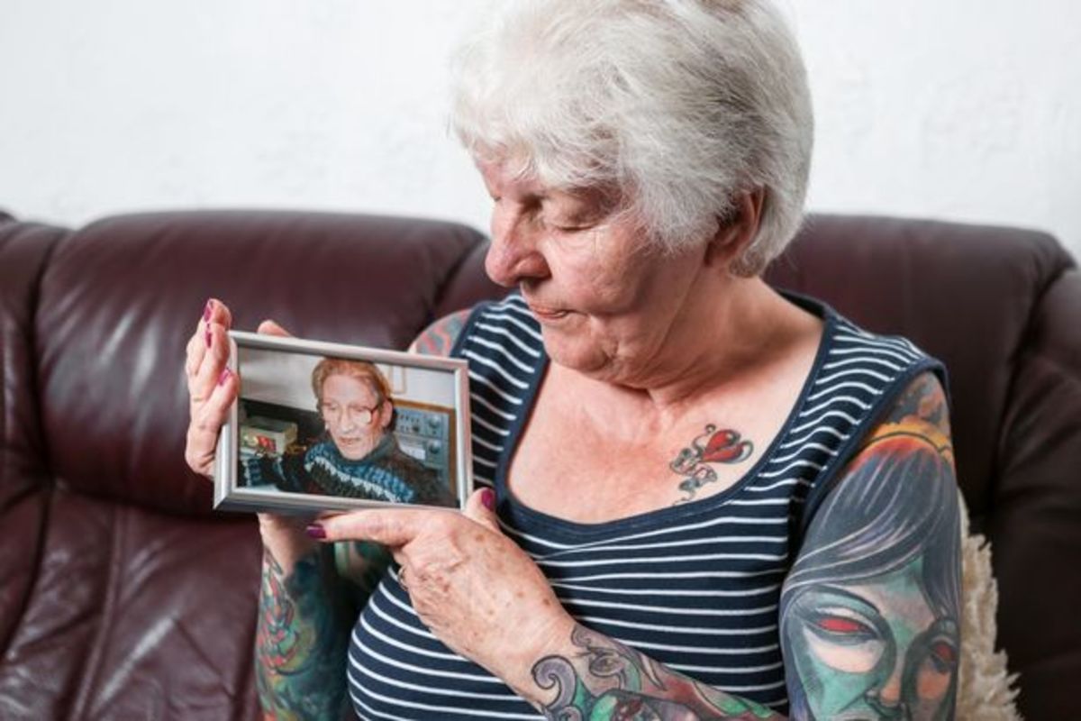 Glenys the Menace, Glenys Coope, 77-jährige Oma, Tattoo-Süchtige, alte Leute mit Tattoos