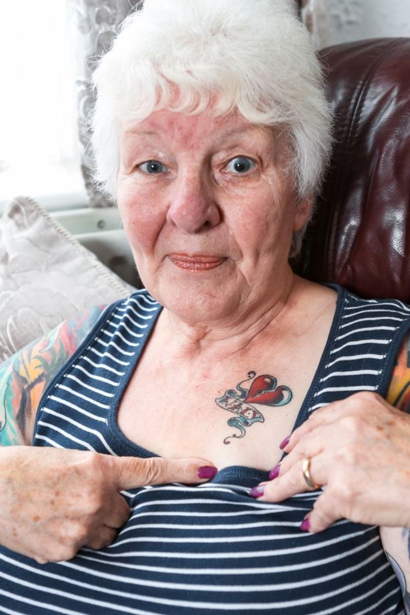 Glenys the Menace ، Glenys Coope ، جدة تبلغ من العمر 77 عامًا ، مدمنة للوشم ، كبار السن بالوشم