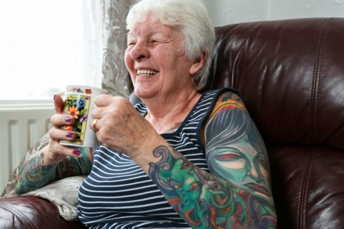 Glenys the Menace ، Glenys Coope ، جدة تبلغ من العمر 77 عامًا ، مدمنة للوشم ، كبار السن بالوشم