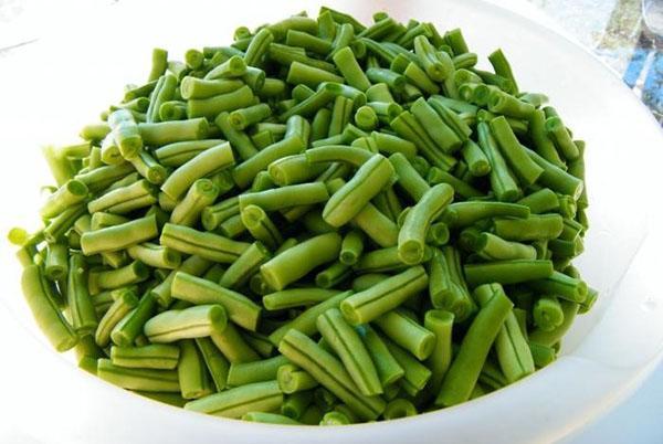 hacher les cosses de haricots pour la salade