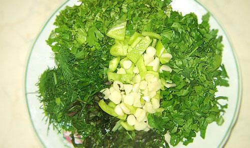 ajouter les herbes et l'ail à la salade