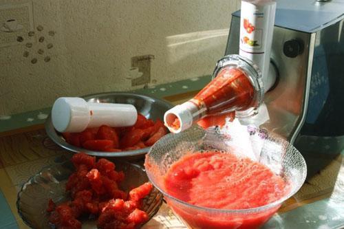 jugo de tomate a través de un exprimidor