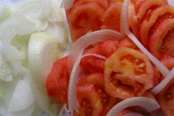 picar tomates y cebollas
