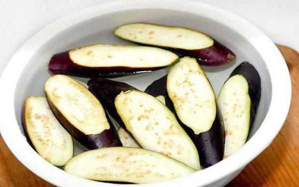 berenjena en agua con sal