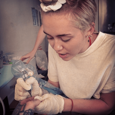 Miley Cyrus se učí tetovat s laskavým svolením Bang Bang.