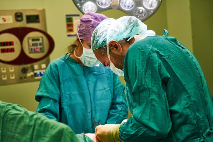 Foto přes pixabayŽena zveřejnila děsivé obrázky na svých sociálních médiích, ale bylo oznámeno, že klinika „nepřevzala žádnou odpovědnost“ za to, co se stalo. Pomoc hledala u plastických chirurgů v Bangkoku, kde jí prý jedna nemocnice poskytla bezplatné ošetření implantátu.