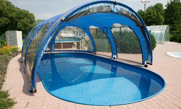 Photo d'une piscine à cadre avec un auvent coulissant