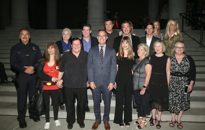 Nehmen Sie an der Bat-Signal Lighting Ceremony von The City of Los Angeles und DC Entertainment zu Ehren von Adam West in der Los Angeles City Hall am 15. Juni 2017 in Los Angeles, Kalifornien, teil.