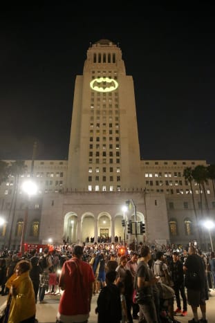 zúčastněte se slavnostního osvětlování Bat-Signal City of Los Angeles a DC Entertainment na počest Adama Westa na radnici v Los Angeles 15. června 2017 v Los Angeles, Kalifornie.