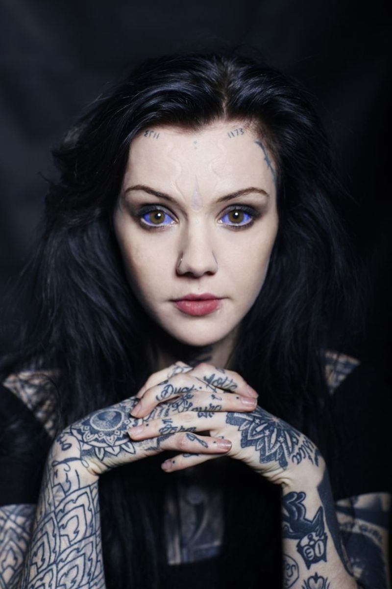 dívka-má-krásné-oči-a-jazyk-tetování-22