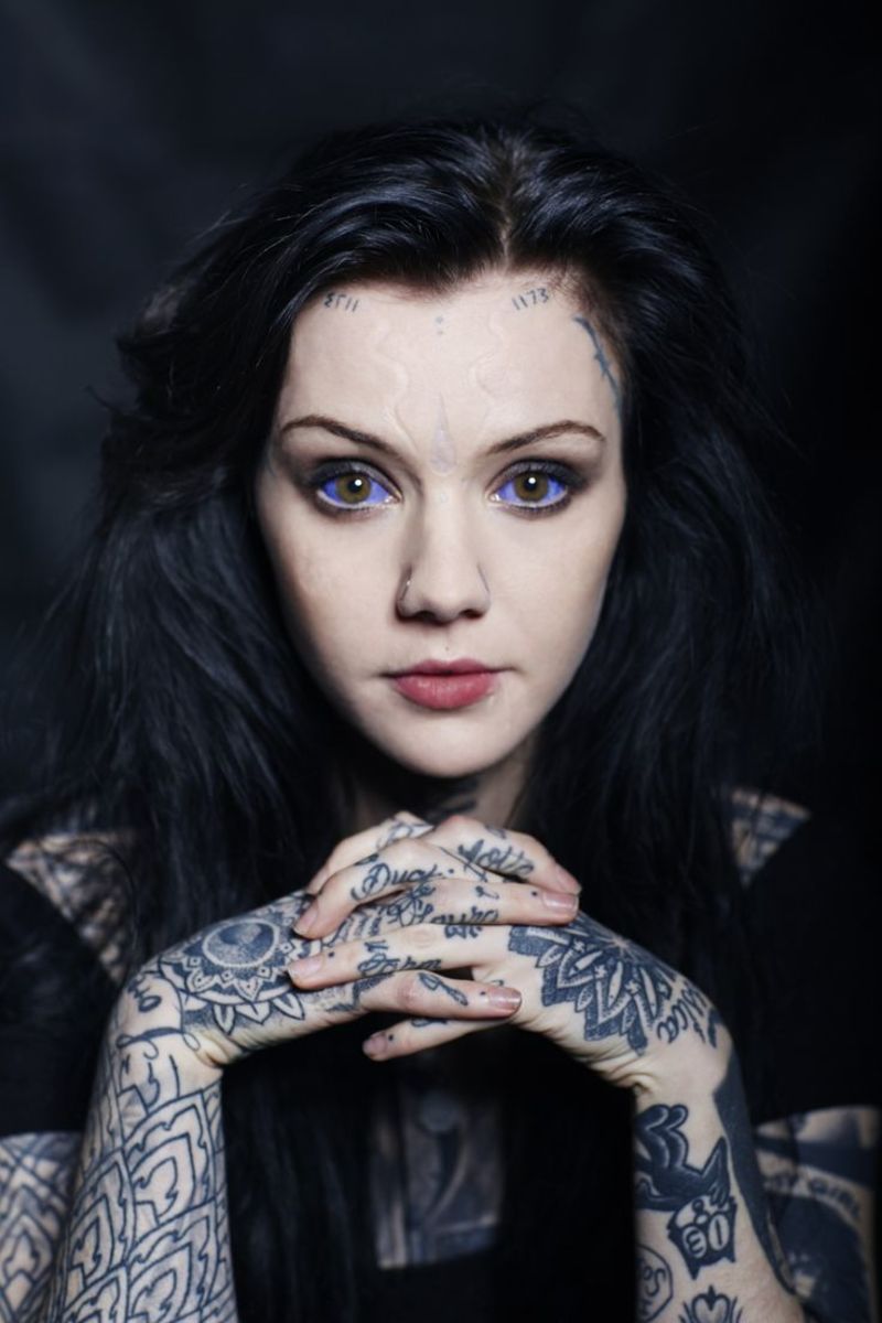 Mädchen-hat-schöne-Augen-und-Zunge-Tattoo-22