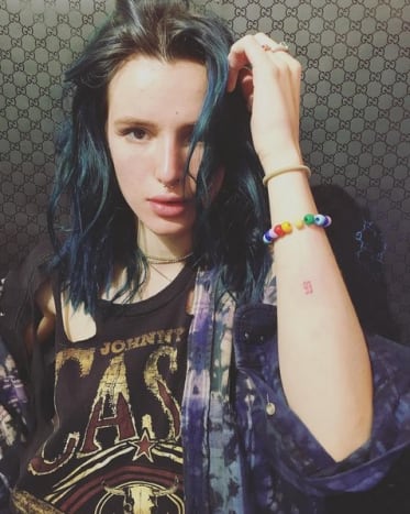 (Bella Thorne zeigt ihre neue Tinte. Foto: JonBoy/Instagram) Das neue Tattoo von Bella Thorne befindet sich auf dem äußeren Teil ihres Unterarms und zeigt eine kleine Zahl „93“ in einer roten Schreibmaschinenschrift. Das Stück wurde letzte Woche online auf JonBoys Instagram-Account veröffentlicht, und der Tätowierer hat die Aufnahme etwas kryptisch (aber genau) mit „93“ versehen. Es gab viele Spekulationen über die Bedeutung von Thornes Armtattoo, seit es zum ersten Mal enthüllt wurde, und bevor Sie fragen, nein, sie wurde nicht 1993 geboren. Sie wurde tatsächlich 1997 geboren (Sie können sich jetzt super alt fühlen ), aber der Geburtstag ihrer älteren Schwester Dani ist der 19. Januar 1993, daher ist es möglich, dass das Armtattoo der Schauspielerin eine Hommage an ihre schwesterliche Bindung ist.