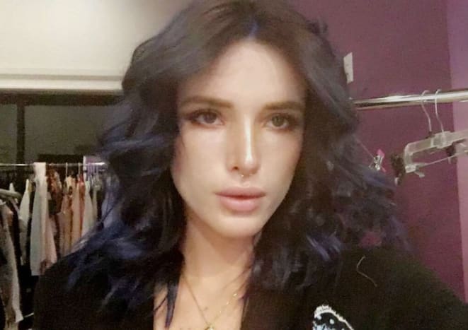 (Bella Thorne mit ausgestellter Nasenscheidewand. Foto: Bella Thorne/Snapchat)Thorne ist nur einer von einer Handvoll Prominenter, die sich in letzter Zeit der Besonderheit der roten Tinte verschrieben haben, eine weitere ist Kylie Jenner, die eine Reihe von verstreuten roten Tattoos hat auf ihrem Körper, einschließlich des kleinen roten Herzumrisses auf ihrem Armrücken, der phonetischen Schreibweise des Wortes „sanity“ auf ihrer Hüfte, dem Namen ihrer Großmutter „Mary Jo“ auf ihrem Arm und dem verschnörkelten „M “ Tattoo auf ihrem kleinen Finger. Auf die Frage eines ihrer Twitter-Follower nach den Gründen für ihre rote Tinte antwortete Jenner: 