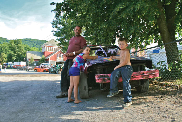 Obwohl der Ursprung des Derbys weithin umstritten ist, ist eines sicher: Der Islip Speedway hat Abriss-Derbys auf die Landkarte gebracht. Die Chancen stehen gut, dass Sie, wenn Sie in den 1970er Jahren auf New Yorks Long Island aufgewachsen sind, einen oder zwei Samstagabende auf dem Islip Speedway am Südufer verbracht haben. Mit Röhrenoberteilen, Schlaghosen, Plateauschuhen und perfekt geföhnten Haaren quetschten wir uns in den Wagen meines Vaters und fuhren den Southern State Parkway nach Islip für eine Nacht voller adrenalingeladenem Spaß. Die Prämisse des Derbys ist einfach: Der Fahrer des zuletzt fahrenden Autos wird zum Sieger erklärt. Der Sieg ist jedoch nichts für die Schwachen im Herzen. Es braucht Nerven aus Stahl, listige Strategie und waghalsige Tendenzen, um den Sieg aus den Fängen der Niederlage zu reißen.