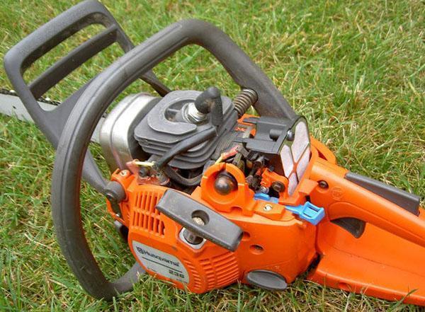 Antes de operar la motosierra Husqvarna, debe estudiar las instrucciones