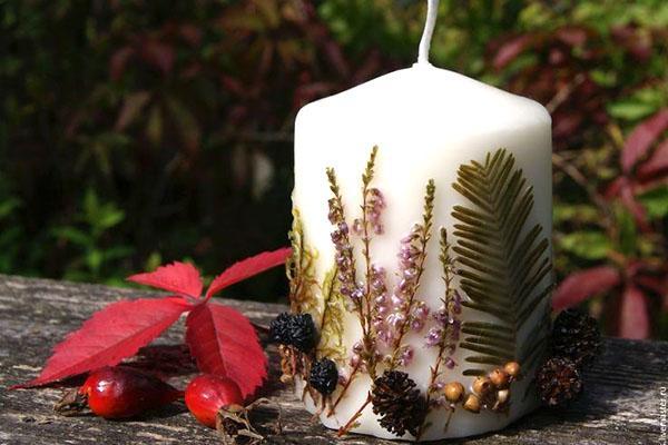 vela decorada con materiales naturales