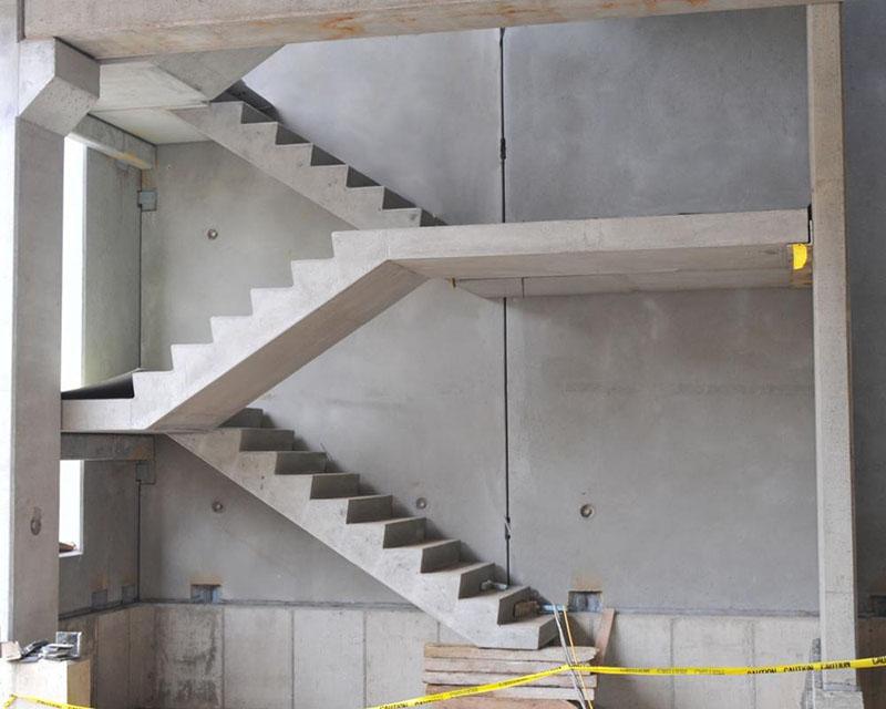 escalera de hormigón en un edificio de varios pisos