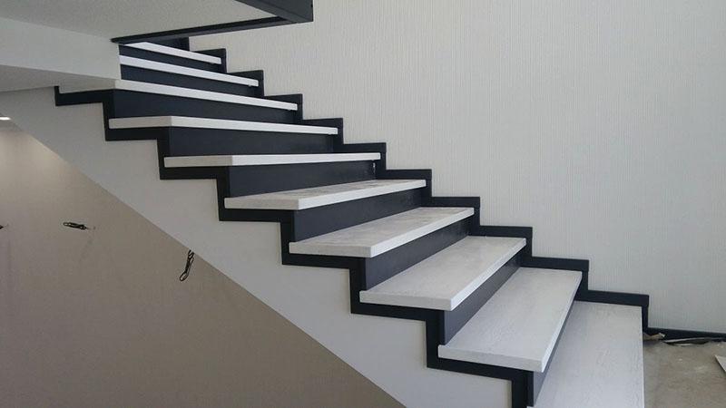 escaleras de hormigón en instalaciones sanitarias