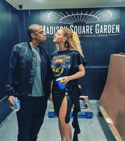 Foto: Beyoncé/Instagram.In den letzten Jahren gab es Gerüchte, dass Beyoncés „IV“ Ringfinger-Tattoo verblasste (dh sie ließ es sich ablasen, weil ihre Beziehung mit Jay Z vorbei war), aber dieses neue Video beweist, dass ihre Ehe ist so stark wie eh und je!